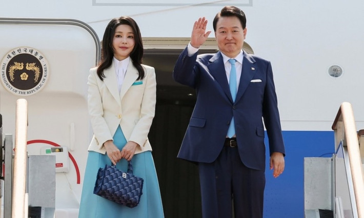 Trong chuyến thăm Việt Nam, Tổng thống Hàn Quốc Yoon Suk-yeol mặc vest lịch lãm và chọn cà vạt cùng màu với chiếc váy màu xanh ngọc của vợ. Ảnh: VTC.
