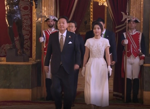 Tổng thống Yoon Suk-yeol và phu nhân Kim Keon-hee tham dự tiệc tối do Vua và Hoàng hậu Tây Ban Nha tổ chức.