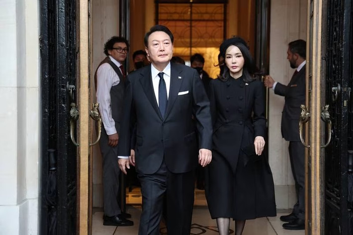 Bà Kim Keon Hee cũng là đệ nhất phu nhân hiếm hoi có câu lạc bộ người hâm mộ riêng. Cộng đồng trực tuyến dành riêng cho bà trên cổng thông tin điện tử lớn nhất Hàn Quốc được thành lập vào tháng 12/2021 và có hơn 93.000 thành viên.