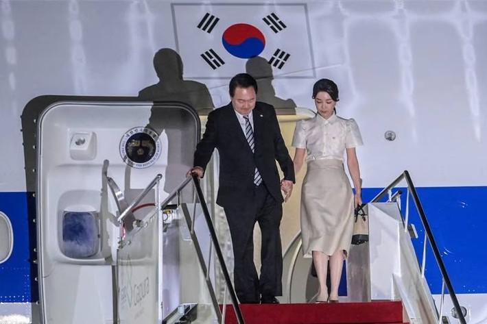 Trang người hâm mộ "Keon Hee sarang" (tạm dịch: Tình yêu dành cho Keon Hee) thường đăng tải những bức ảnh chưa được công khai về cuộc sống hàng ngày của bà trong và ngoài văn phòng tổng thống. Ảnh: Yohap, Reuters, EPA.