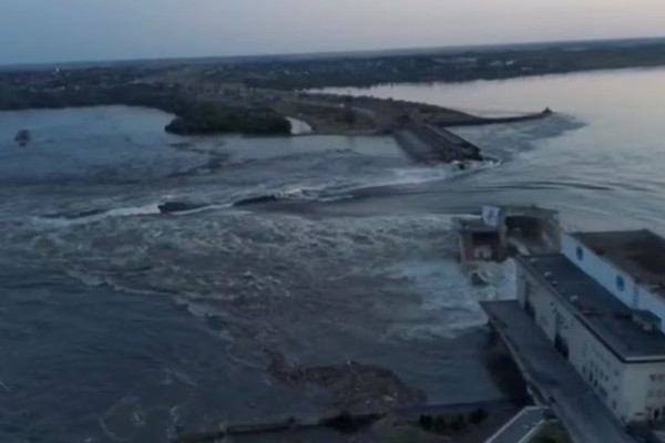 Đập thủy điện Kakhovka trên sông Dnieper, thuộc khu vực Nga kiểm soát ở tỉnh Kherson, bị phá hủy một phần sau vụ nổ ngày 6/6. Đập vỡ khiến nước trong hồ chứa thoát ra ngoài, gây ngập lụt nhiều khu vực. Ảnh Reuters.