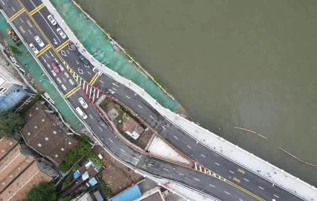 Ngôi nhà đinh nằm lọt thỏm giữa đường cao tốc Hải Dũng Châu ở thành phố Quảng Châu, thủ phủ của tỉnh Quảng Đông.