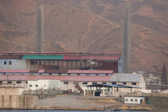 Các toà nhà gần một đường ray tàu hoả cũ ở Sinuiju. Ảnh: Reuters.