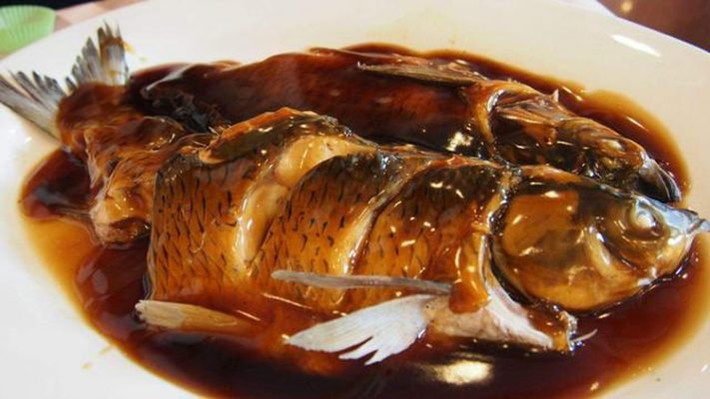 Cá giấm Tây Hồ: Đây là món ăn nổi tiếng ở Hàng Châu với kỹ thuật nấu rất độc đáo cùng yêu cầu cao về mức độ lửa, thêm vào đó là nước sốt từ giấm sẽ mang lại cảm giác chua ngọt tan chảy trong miệng. Tuyệt đối đừng bỏ qua “Cá giấm Tây Hồ” khi đến Hàng Châu.