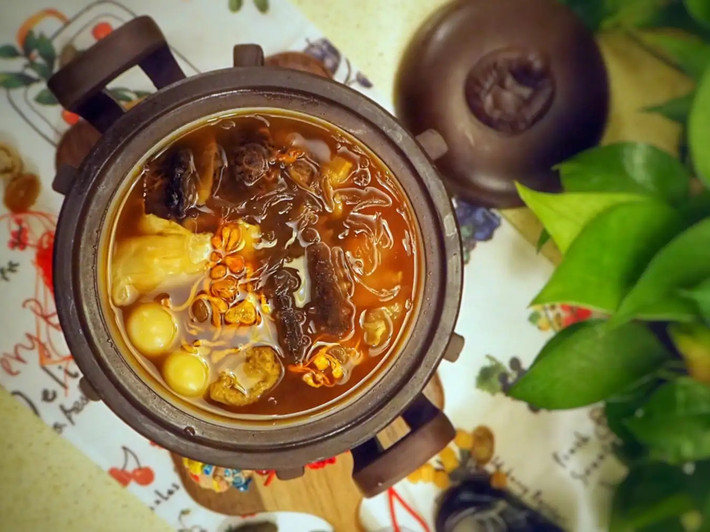 “Phật nhảy tường”: Cái tên độc đáo của món ăn này khiến bất cứ du khách nào cũng tò mò và muốn thưởng thức. Đây là món “cao lương mỹ vị” và là niềm tự hào của người dân Phúc Kiến. Phật nhảy tường được chế biến từ 30 nguyên liệu khác nhau, trong đó có những nguyên liệu thượng hạng như: bào ngư; vi cá mập; nhân sâm…