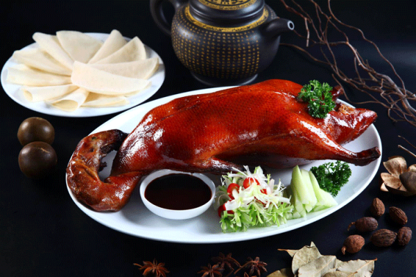 Vịt quay Bắc Kinh: Vịt quay Bắc Kinh là món ngon thể hiện được hết tinh hoa ẩm thực Trung Quốc. Nguyên liệu đầu vào phải là những con vịt lông trắng đạt chất lượng, nuôi trong môi trường tự nhiên 45 ngày. Vịt quay Bắc Kinh bên ngoài vàng ruộm, bóng bẩy, bên trong thịt mềm và ngọt, ăn một lần là nhớ.