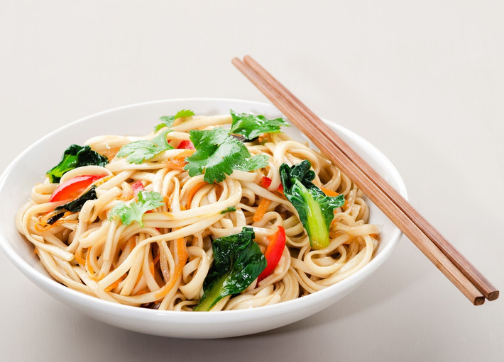 Mì trường thọ: Vào dịp năm mới, sinh nhật hoặc mừng thọ, người Trung Quốc thường ăn một bát mì trường thọ với mong muốn sống khỏe mạnh, dài lâu. Món này không chỉ ngon và có ý nghĩa, mà còn đặc biệt bởi lẽ một bát mì chỉ có duy nhất một sợi rất dài. Món này ăn kèm cùng thịt vịt quay, thịt xá xíu hoặc tôm sú.