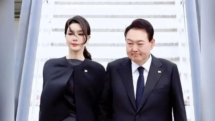 Về phụ kiện, bà Kim thường lựa chọn các thương hiệu trong nước và giúp những thương hiệu này cháy hàng.