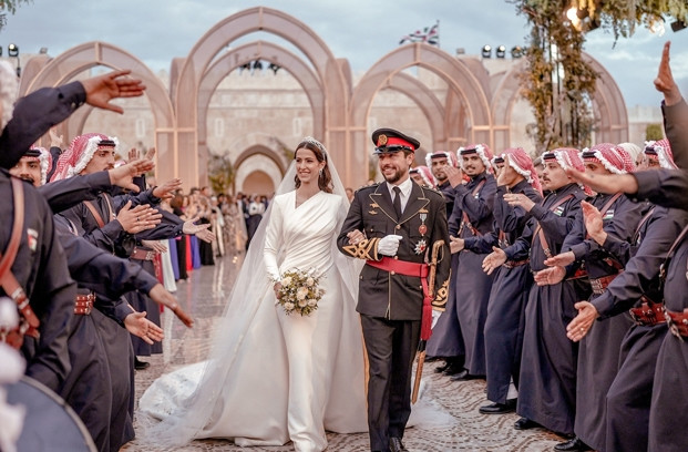 Đám cưới theo nghi lễ truyền thống của Thái tử Jordan Al Hussein bin Abdullah II và hôn thê Rajwa Khalid Alseif được tổ chức tại vườn cung điện Zahran ở thủ đô Amman vào ngày 1/6.