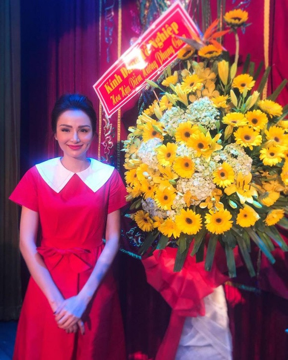 Mới đây, Hoa hậu Diễm Hương đăng tải hình ảnh của cô trong ngày giỗ Tổ nghề sân khấu cùng lời chia sẻ: "Ngày Giỗ Tổ nghiệp 12/8 âm lịch - Tết nghệ sĩ. Con Diễm Hương - Hoa hậu Diễm Hương phụng cúng. Cám ơn Tổ Nghiệp đã luôn yêu thương dạy dỗ cho con qua mỗi bài học và sóng gió. Tạ ơn Tổ vẫn luôn cho cái tên Hoa hậu Diễm Hương được khán giả ghi nhớ".