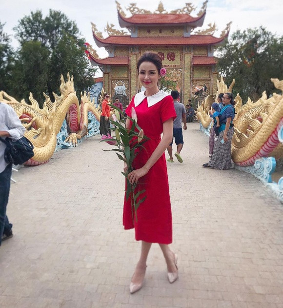Nhan sắc khác lạ của Hoa hậu Diễm Hương trong ngày cúng Tổ nghề sân khấu.