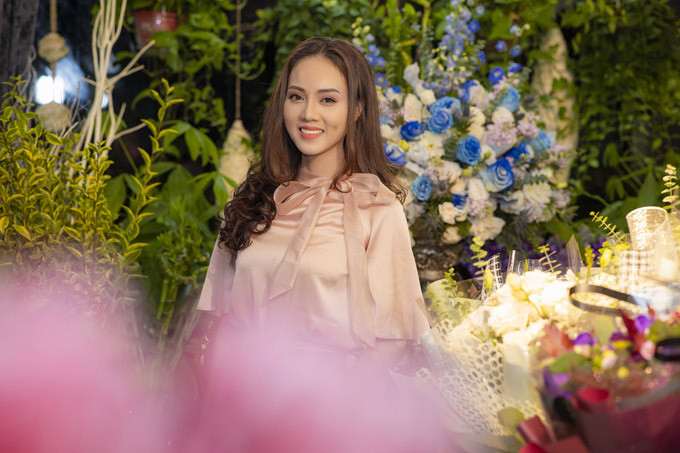 Bạn gái Công Lý sở hữu gương mặt xinh xắn, má lúm đồng tiền duyên dáng và vóc dáng hoa hậu.