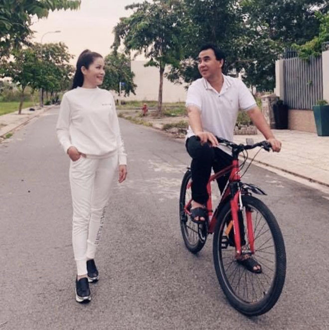 Mới đây, MC Quyền Linh đã thu hút nhiều sự chú ý khi đăng ảnh hạnh phúc bên vợ con trên trang cá nhân. Nam diễn viên cho biết, đầu tháng 9 vừa qua cũng là thời điểm kỷ niệm 13 năm anh và Dạ Thảo nên duyên vợ chồng.
