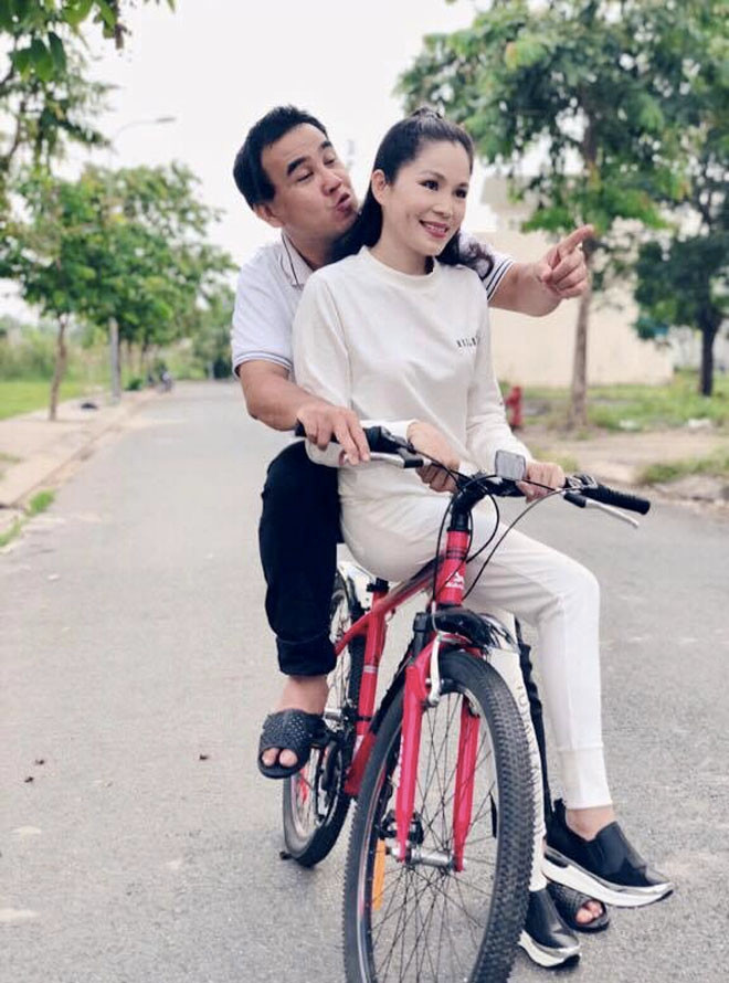 Nam MC “Bạn muốn hẹn hò” hóm hỉnh chia sẻ: “Em ơi, nếu không chê anh nghèo thì lên xe anh đèo. Em đồng ý và còn tặng những món quà vô giá nữa. Chúc mừng kỷ niệm 13 năm ngày em chịu lên xe anh”.