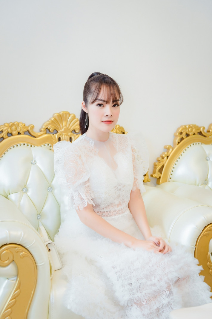 Diện một thiết kế tông trắng, nữ diễn viên khoe nhan sắc rạng rỡ, xinh tươi như một nàng công chúa.