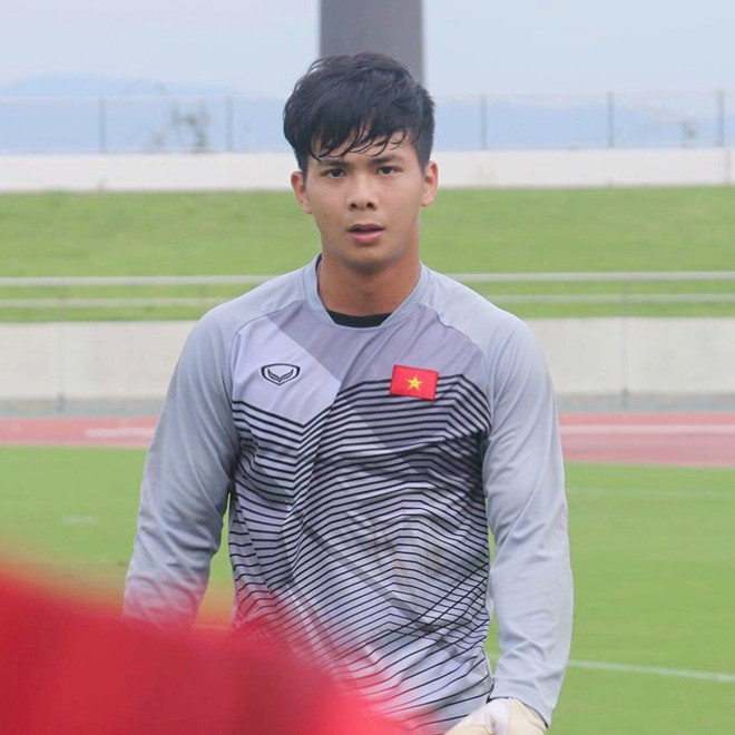 Anh chàng thủ môn U19 Việt Nam sở hữu gương mặt điển trai, sống mũi cao và nụ cười dễ thương.