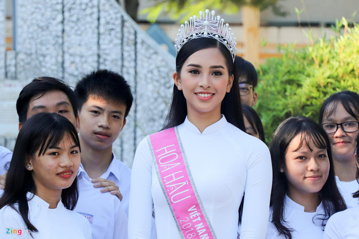 Sáng nay (24/9), Hoa hậu Việt Nam 2018 Trần Tiểu Vy về thăm lại trường THPT Trần Quý Cáp (Hội An, Quảng Nam), nơi cô từng theo học năm lớp 10. Đây là hoạt động nằm trong loạt chương trình mà Tiểu Vy tham gia khi về thăm quê lần đầu tiên sau khi đăng quang.