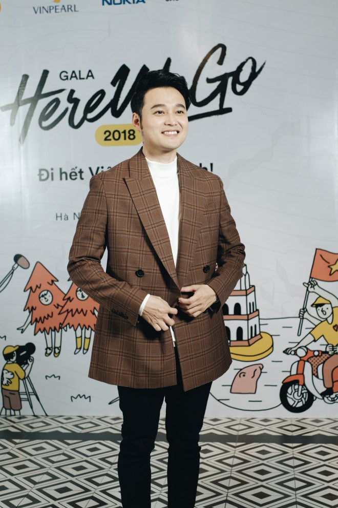 Tối 29/9, nam ca sĩ Quang Vinh có mặt trong buổi lễ trao giải cuộc thi du lịch Here we go tại Hà Nội. Dù thời tiết miền Bắc vẫn còn khá nóng nhưng giọng ca 'Miền cát trắng' vẫn diện bộ vest kín cổng cao tường cùng áo cổ lọ. Đây là một trong những lần khá hiếm hoi anh xuất hiện tại sự kiện sau ồn ào về tin đồn là con trai nhà Nguyễn Kim.