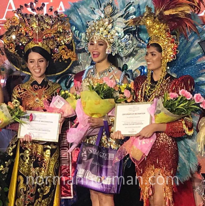 Ngoài ý tưởng cầu kỳ, bộ trang phục do hai người thợ làm hoàn toàn bằng tay trong vòng 1 tháng để tạo nên sự tinh xảo.