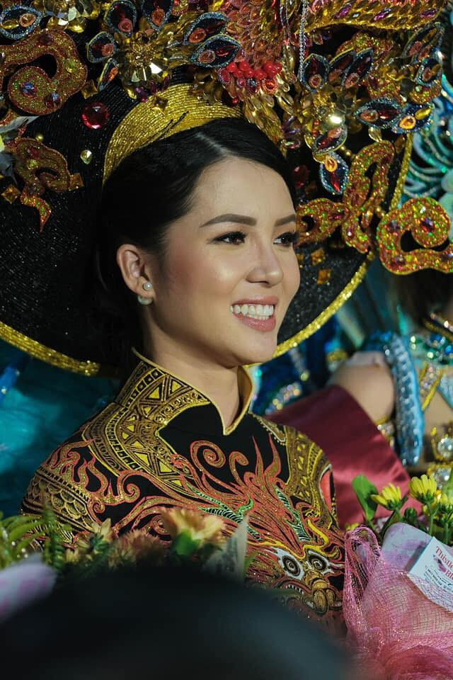 Bộ áo dài được lấy cảm hứng từ trang phục của vua chúa thời xưa thể hiện sự quyền lực cùng với khăn đống hình chim công được thiết kế 4D.