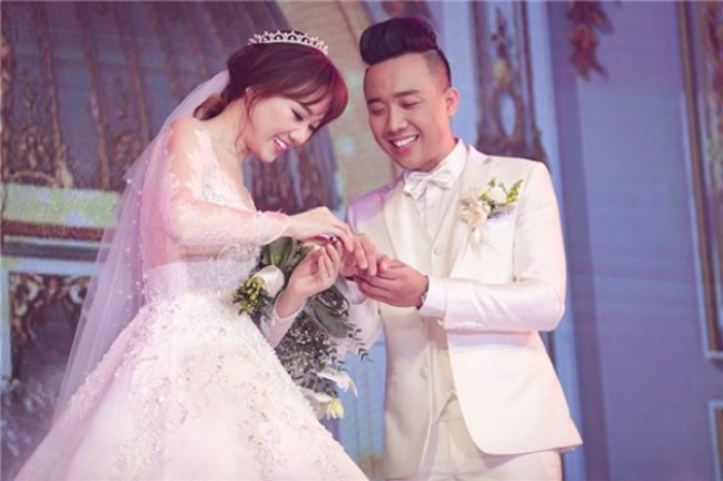 Về phía nghi lễ, Trấn Thành - Hari Won làm ngắn gọn hơn theo nghi thức Hàn Quốc thậm chí không có màn đón dâu khiến nhiều người bất ngờ.