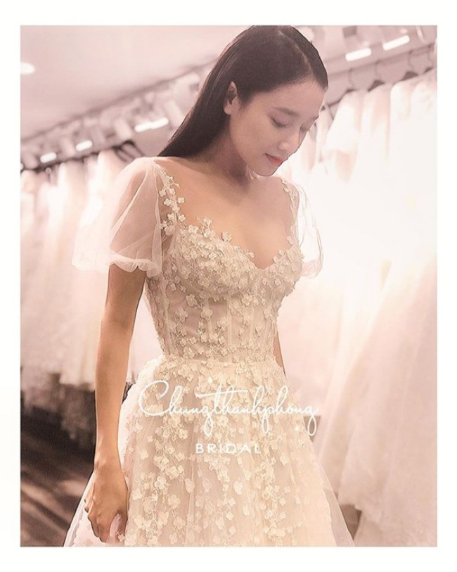 Cùng có chung nhà thiết kế là điểm trùng hợp thứ hai giữa 2 đám cưới. Nhã Phương không chia sẻ bất cứ điều gì về ngày trọng đại mà để chính Chung Thanh Phong đăng tải trên trang cá nhân.