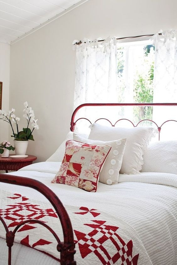Gối và chăn với họa tiết màu đỏ tinh tế là quá đủ để có được phòng ngủ lãng mạn, tràn ngập yêu thương.