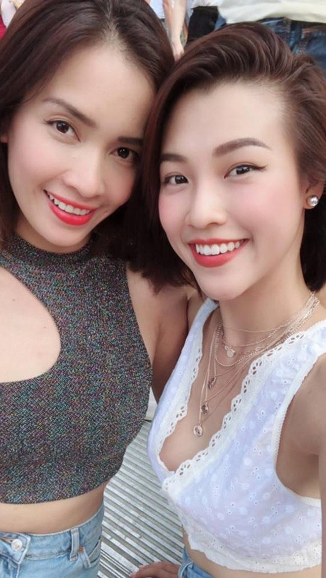 Điều này hoàn toàn có cơ sở, bởi ít ai biết rằng, dù hoạt động ở những lĩnh vực khác nhau song ba người đẹp này lại rất thân thiết. Ái Phương và Hoàng Oanh là hai người bạn thân thiết trong làng giải trí. Cách đây không lâu, cả hai cô bạn đã có chuyến du lịch chung cùng một người đẹp khác. Không hẹn mà gặp, Ái Phương và Hoàng Oanh đều đồng loạt xuống tóc từ khá lâu và hiện tại trung thành với mái tóc bob ngắn cá tính.