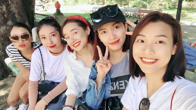 Trước đó, ca sĩ Đàm Vĩnh Hưng đã vô tình tiết lộ ngày cưới của Trường Giang - Nhã Phương trên trang cá nhân. Theo đó, ngày 25/9 tới sẽ là cặp đôi ngôi sao về chung một nhà. Hiện tại, công tác chuẩn bị tiệc cưới đang âm thầm diễn ra. Ngoài trang phục cưới hay danh sách khách mời là các ngôi sao trong làng giải trí, người hâm mộ còn tò mò về những nhân vật sẽ làm phù dâu cho Nhã Phương. Trong danh sách dự đoán, Ái Phương và Hoàng Oanh là hai người đẹp bị đồn sẽ làm phù dâu cho vợ sắp cưới của Trường Giang.