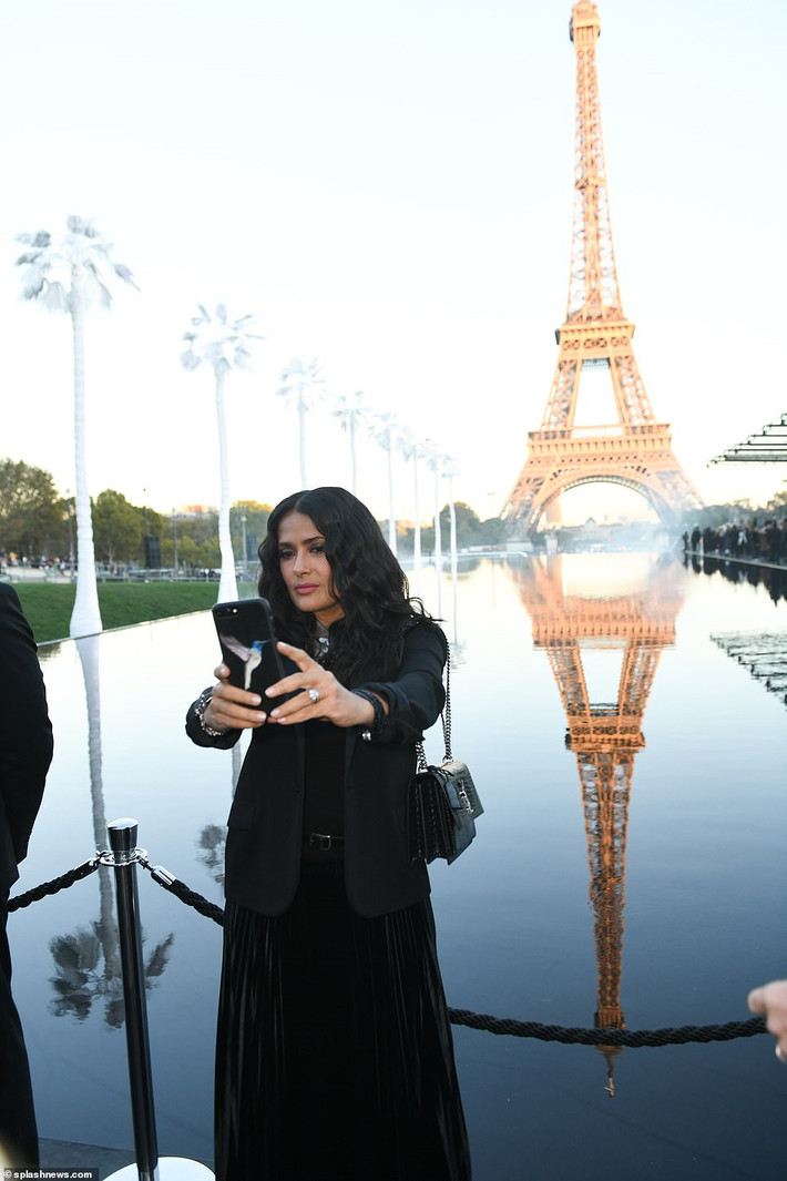 Diễn viên Salma Hayek hào hứng khi lại khung ảnh ấn tượng của show thời trang ngoài trời.