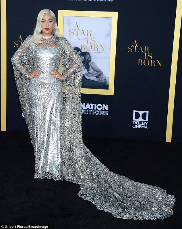Mới đây, nữ ca sĩ Lady Gaga trở thành tâm điểm của sự kiện ra mắt phim A Star Is Born tại thành phố Los Angeles, Mỹ. Giọng ca Bad Romance tỏa sáng với đầm dài đính cườm nổi bật của nhà mốt Givenchy. Cô đồng bộ hóa màu sắc trang phục với trang sức và tóc.