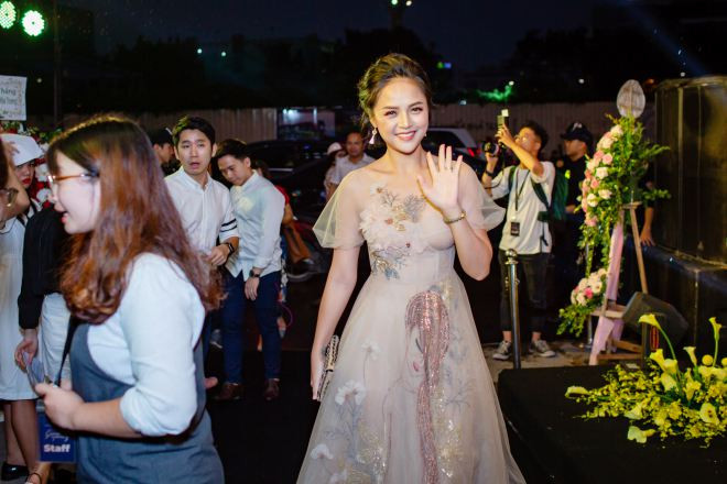 Trái ngược với hình ảnh cá tính, đanh đá trong phim, diễn viên Thu Quỳnh ngoài đời lại rất dịu dàng, nữ tính.