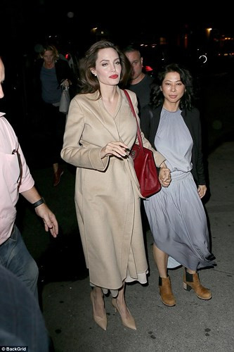 Được biết, Brad Pitt và Angelina Jolie dừng cuộc tranh chấp quyền nuôi con do nhận được sự khuyến khích từ những người xung quanh.
