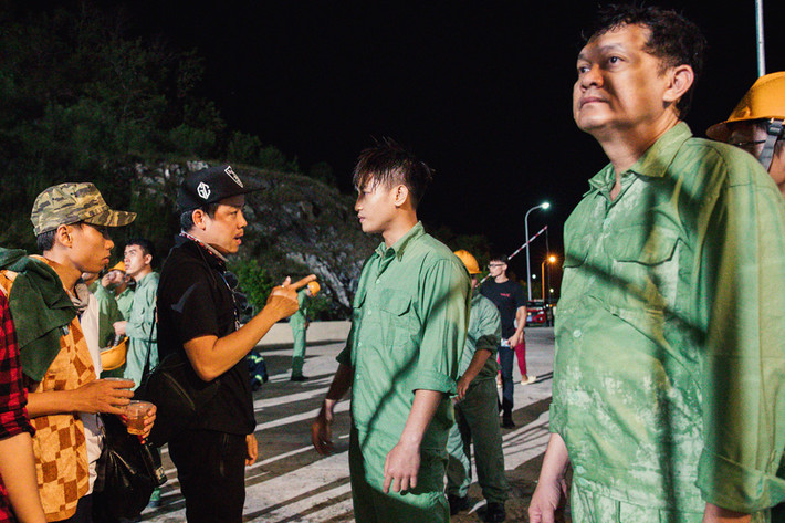 Trước khi bước vào phim trường, đạo diễn Trần Bữu Lộc dặn dò kỹ lưỡng các diễn viên để tránh tình trạng quay đi quay lại nhiều lần khiến mọi người mất sức. Đặc biệt với NSƯT Hữu Châu, đạo diễn dặn dò ê-kíp chú ý cẩn thận để bảo đảm an toàn cho anh trong những phân cảnh nguy hiểm.