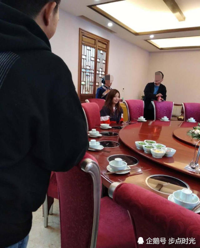 Mới đây, một số hình ảnh chụp lại cảnh Triệu Vy đi ăn uống với bạn bè được đăng tải trên mạng. Trong ảnh có thể thấy, nữ diễn viên “Hoàn Châu Cách Cách” mặc trang phục đơn giản với áo khoác rộng kết hợp với quần jeans.