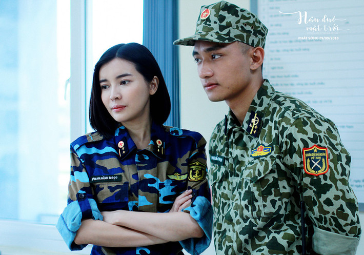 Để đảm bảo tính hấp dẫn trong các nhiệm vụ, trong hai tập đầu, Duy Kiên và Bảo Huy là các Cảnh sát biển. Sau đó từ tập 3 nhóm được điều chuyển sang Lữ Đoàn Đặc Công Hải Quân với nhiều nhiệm vụ khó khăn trong nước và quốc tế. Chính vì vậy, các nhân vật chính mặc quân phục của Cảnh sát biển trong bộ ảnh trước đó đã được thay đổi sang quân phục của lính Đặc Công Hải Quân trong bộ ảnh lần này.