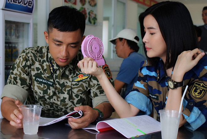 Trong phim, Cao Thái Hà đóng cặp với Hữu Vi. Trước đó, nữ diễn viên cho biết, chàng người mẫu điển trai rất khó tiếp cận và ít nói. Cô phải chủ động trò chuyện, rủ Hữu Vi đi cà phê để làm quen. Nói về mối quan hệ hiện tại của cả hai, Cao Thái Hà cho biết, cô và Hữu Vi diễn rất ăn ý, mối quan hệ ngoài đời cũng khá tốt.