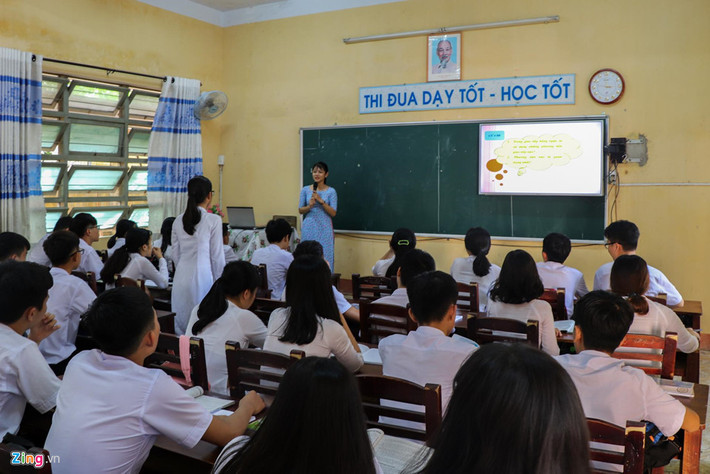 Thời học sinh, Hoa hậu Việt Nam Trần Tiểu Vy rất hay tụ tập ăn uống, đi trà sữa cùng bạn bè. Cô cũng ghi lại những kỷ niệm này qua các bức ảnh đời thường trên trang cá nhân.