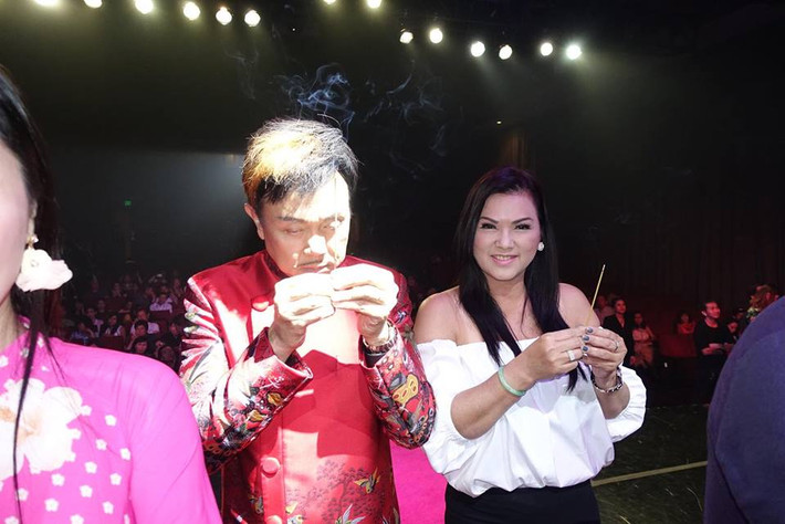 Vợ chồng nghệ sĩ Chí Tài thường xuyên đi về giữa Việt Nam và Mỹ để tham gia các chương trình giải trí.