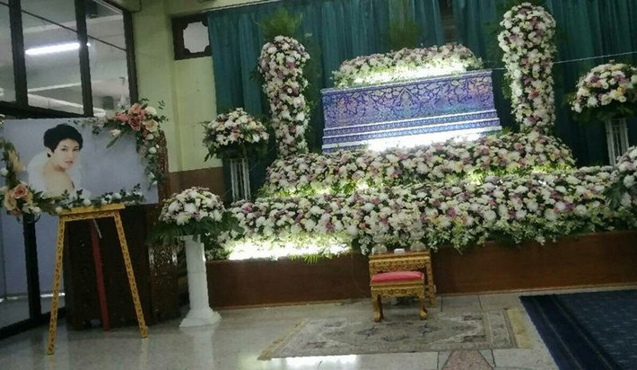 Hoa và di ảnh của Kay Lederer được đặt ở giữa nhà tang lễ. Nguồn tin từ Daily News cho biết gia đình người mẫu xấu số không muốn fan dự lễ tang. Anh trai Lederer mệt mỏi: “Hãy dừng việc đưa tin về em ấy. Chúng tôi muốn lễ tang riêng tư”. Phía gia đình khẳng định không quan tâm đến việc cảnh sát công bố nguyên nhân cái chết.