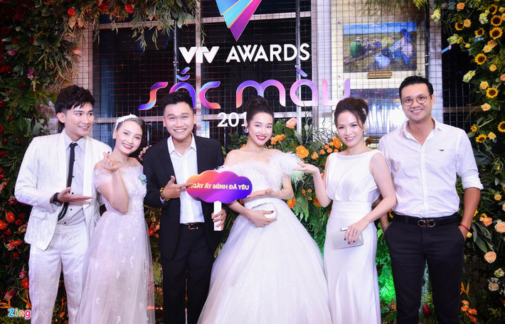 Dàn diễn viên Ngày ấy mình đã yêu rạng rỡ bên vợ chồng đạo diễn Khải Anh. Đây là phim đầu tiên Bảo Thanh và Nhã Phương - hai gương mặt hot của lĩnh vực truyền hình - cùng tham gia.