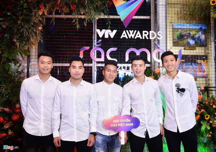 Các cầu thủ U23 Việt Nam diện đồng phục sơ mi trắng trên thảm đỏ. Với kỳ tích đạt được tại giải U23 châu Á vừa qua, các chàng trai được đề cử ở hạng mục Nhân vật của năm, bên cạnh Quốc Cơ - Quốc Nghiệp, MC khiếm thị Lê Hương Giang, cầu thủ Lương Xuân Trường.