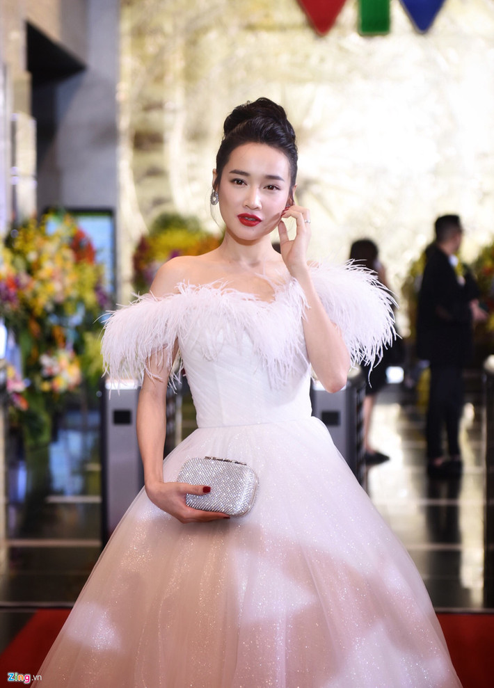 Lễ trao giải VTV Awards diễn ra vào tối 7/9 tại thủ đô Hà Nội. Sự kiện quy tụ dàn diễn viên truyền hình nổi tiếng, đang được khán giả quan tâm như Bảo Thanh, Nhã Phương, Hồng Đăng, Mạnh Trường... Diễn viên Nhã Phương có mặt khá sớm trên thảm đỏ trong bộ đầm xòe phồng nữ tính quen thuộc. Năm nay, cô tiếp tục được đề cử ở hạng mục Nữ diễn viên ấn tượng với vai Hạ trong Ngày ấy mình đã yêu.