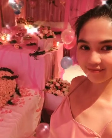 Trên trang cá nhân Ngọc Trinh vừa đăng clip khoe căn phòng màu hồng do bạn trai đại gia dành tặng cho cô nhân dịp sinh nhật 29 tuổi khiến fan phát ghen vì quá lãng mạn.