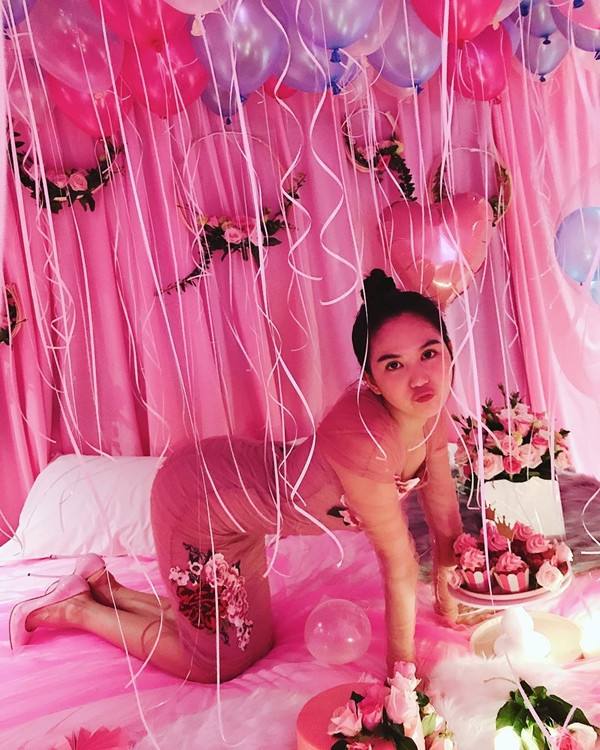 Ngọc Trinh được nhiều người chú ý về chuyện tình cảm, đặc biệt là sau cuộc tình ồn ào với tỷ phú Hoàng Kiều.