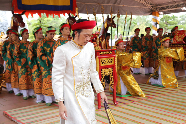 Ngày 20/9 (nhằm ngày 11/8 ÂL), như thường lệ, Hoài Linh lại đứng ra tổ chức lễ cúng Tổ nghề tại đền thờ Tâm linh Việt. Năm nay, lễ cúng Tổ bắt đầu diễn ra từ 13h và kéo dài đến buổi chiều.