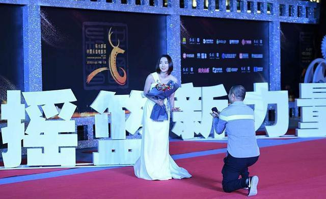 Vương Lạc Đan lộ vẻ lúng túng và há hốc trước sự cố "ngoài kịch bản". Ban đầu, người đẹp liên tục tìm kiếm nhân viên an ninh của ban tổ chức nhưng sau đó khi trấn tĩnh, cô nhanh trí mỉm cười, cúi người xin lỗi fan nam và di chuyển lùi về phía sau để vào cánh gà. Bên cạnh đó, nhờ có MC nhanh chóng giải vây mà cô nàng mới "thoát" được tình cảnh dở khóc dở cười.