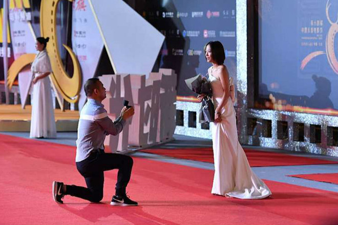 Trả lời phỏng vấn sau đêm trao giải, diễn viên Vương Lạc Đan thừa nhận: “Tôi đã hoảng sợ khi đó”. Tuy nhiên, phản ứng của người đẹp trước tình huống này đã nhận được nhiều cảm tình của dân mạng. "Cô ấy dù bất ngờ nhưng vẫn cư xử nhã nhặn, lịch thiệp với fan cuồng"; "Tôi thích cái cách cô ấy đứng lại lắng nghe tất cả những gì anh kia thổ lộ rồi sau đó mới từ chối một cách lịch sự"...