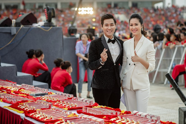 Tối 2/9, tại sân vận động quốc gia Mỹ Đình, Hà Nội đã diễn ra lễ vinh danh đoàn Thể thao Việt Nam và đội tuyển Olympic Việt Nam, các vận động viên đạt thành tích xuất sắc tại Asiad 2018. Nguyên Khang và Dương Thùy Linh được chọn là hai MC dẫn dắt sự kiện.