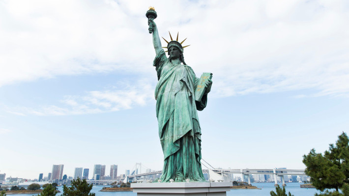 Biểu tượng này do nghệ sĩ điêu khắc người Pháp Frédéric Auguste Bartholdi thiết kế trong khi phần khung sườn kim loại bên trong tượng do kỹ sư người Pháp Gustave Eiffel - người thiết kế tháp Eiffel thực hiện.